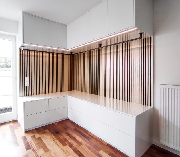 Weißer Garderobenschrank ums Eck mit Holzpaneel